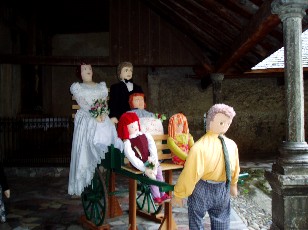 Les mounaques, poupées remplie de foin dans le village de Campan