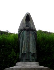 Oeuvre du statuaire bordelais, Edmond Chrétien. Vêtements traditionnels des femmes de la vallée ayant eu un enfant mort pour la France