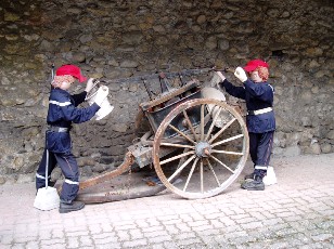 Les mounaques, poupées remplie de foin dans le village de Campan