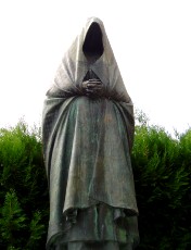 Oeuvre du statuaire bordelais, Edmond Chrétien. Vêtements traditionnels des femmes de la vallée ayant eu un enfant mort pour la France
