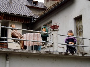 Les mounaques, poupées remplie de foin dans le village de Campan