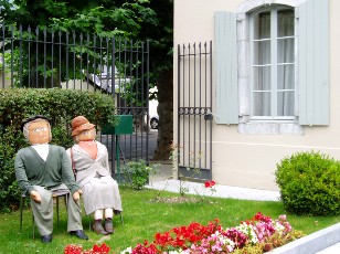 Les mounaques, poupées remplie de foin dans le village de Campan