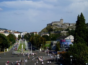 La grande allée avec le fort