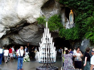 La Grotte de Massabielle, la Cathédrale est érigée en-dessus