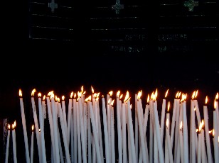 Les cierges allumés par centaine