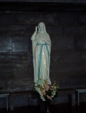 Marie à l'entrée des bains