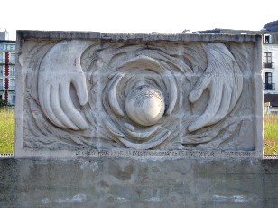 Oeuvre d'art dans l'allée